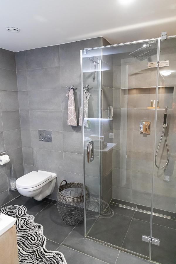 Vip Deluxe 107Qm Auf Zwei Etagen 1 Dopplezimmer Eg 1 Doppelzimmer Auf Der Galerie Sowie 2 Badezimmer Und Komplette Kueche Mit Mikrowelle Und Backofen Ideal Fuer 1 Bis 6 Gaeste Direkter Blick Auf Garten Und Bergblick Alles Nur Nicht 0815 Apartment Schliersee Bagian luar foto